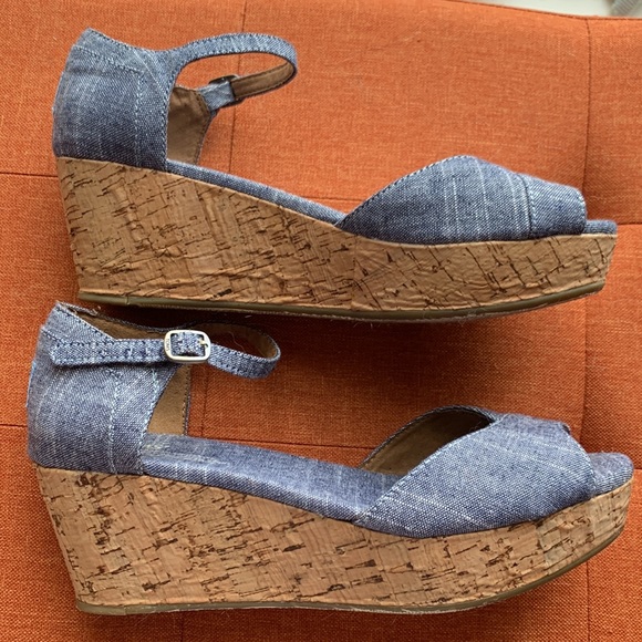 TOMS Chambray Cork Wedge Sandals ~Size 8.5 - Picture 3 of 7